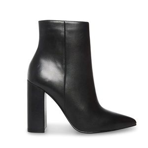 Steve Madden black leather pointed-toe bootie. Classic block heel ankle bootie.